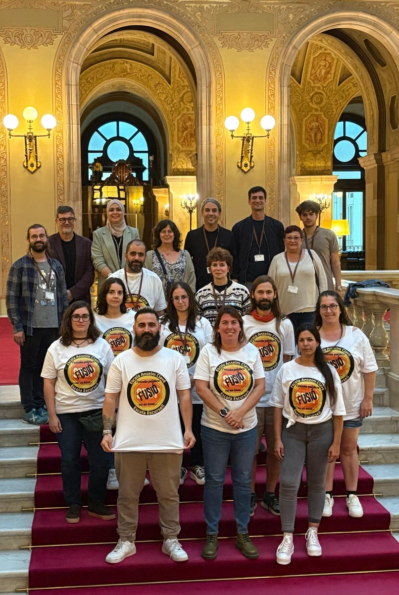 La comunitat educativa de Ripollet en defensa de l'escola pública i en contra de la fusió de centres Escursell i Clavé.
Per una educació pública de qualitat i per a tothom.

La pública no es toca!
