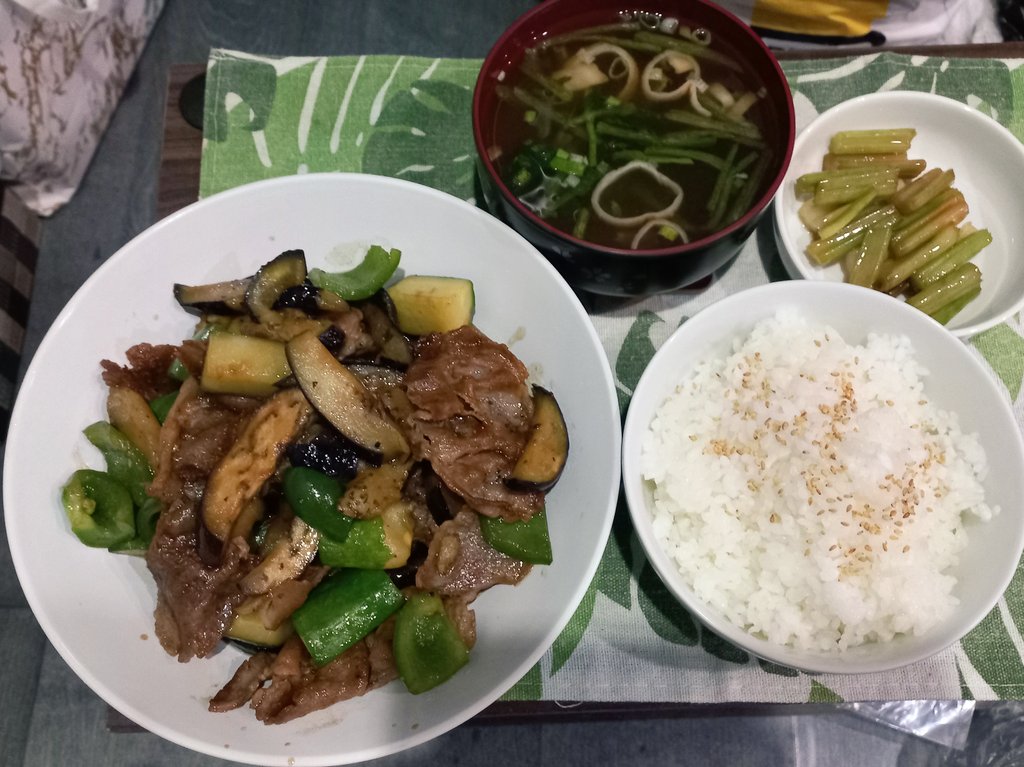 23Xtrail's tweet photo. 深夜の晩ごはん…  🎵

茄子+パプリカ+キュウリ+焼肉、セロリ浅漬け、小松菜の味噌汁…  😋 https://t.co/jGczw1sKnf