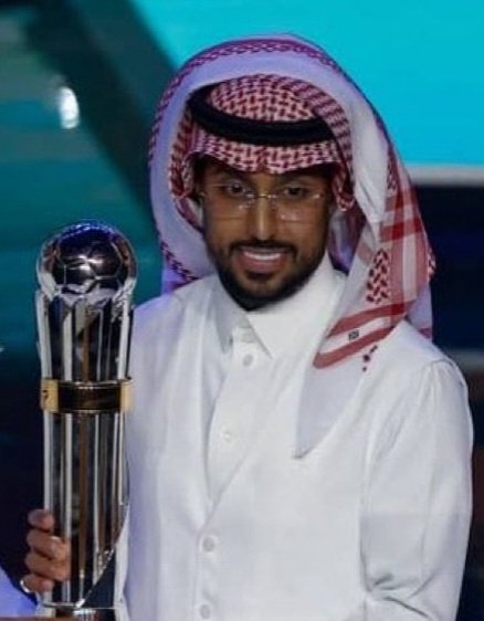 لاعب الهلال والمنتخب السعودى اللاعب  سالم الدوسرى يرفع كأس جائزة أفضل لاعب لعام٢٠٢٥ وللمرة الثانية  مبروك للوطن ومبروك يازعماء ومبروك للاعب سالم الدوسرى التورنيدو من مجد الى مجد  ياسالم عساك سالم ياسالم