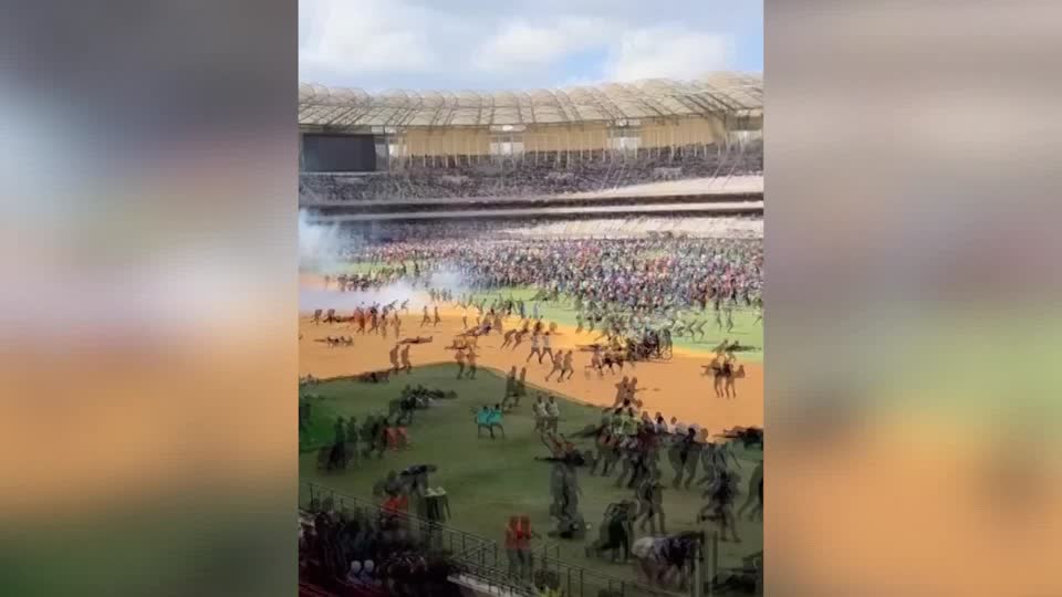 野党指導者だったライラ・オディンガ元首相は、長年にわたりケニア政治の主要人物として活動した。かつて政治犯として投獄され、大統領選に5度立候補したが、いずれも落選した。インドで治療を受けていたが15日、80歳で死去した。
youtu.be/6sRQ2zZYLpU