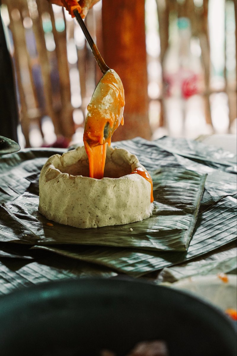 koobenmani's tweet photo. ¡Se acercan las fechas para que el pib robe corazones! 🧡🤌🏼🔥 ¡Esa vibra yucateca que huele a tradición y sabe a gloria! 🤤✨ #JanalPixan #YucatánVibra #PlatilloYucateco https://t.co/uJRCUk7UkZ