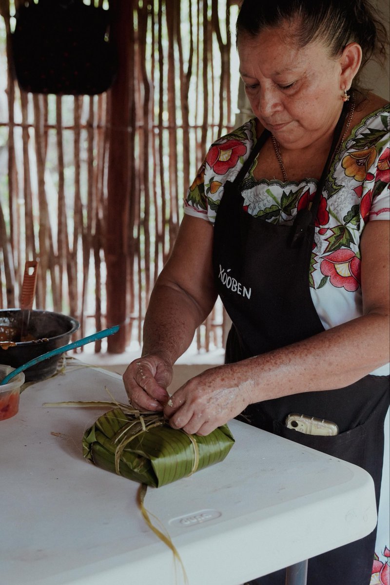 koobenmani's tweet photo. ¡Se acercan las fechas para que el pib robe corazones! 🧡🤌🏼🔥 ¡Esa vibra yucateca que huele a tradición y sabe a gloria! 🤤✨ #JanalPixan #YucatánVibra #PlatilloYucateco https://t.co/uJRCUk7UkZ