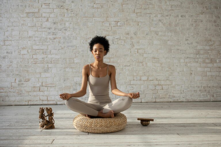 padrehayen's tweet photo. Mantras
Quienes practican el budismo o la meditación trascendental repiten un mantra, es decir, un sonido que resuena en el interior de la persona. La persona debe evitar distraerse con otros pensamientos que no sean el mantra. El propósito es dejar que ese sonido resuene hasta que el "yo personal" suspenda toda actividad mental. 

Un católico jamás debe incurrir en estas prácticas que son, espiritualmente, muy peligrosas ya que los espíritus malignos se aprovechan de ellas para perturbar la vida de la persona. Hemos de buscar que en nuestra mente se ancle la Palabra de Dios, que en nuestro interior viva Cristo.
