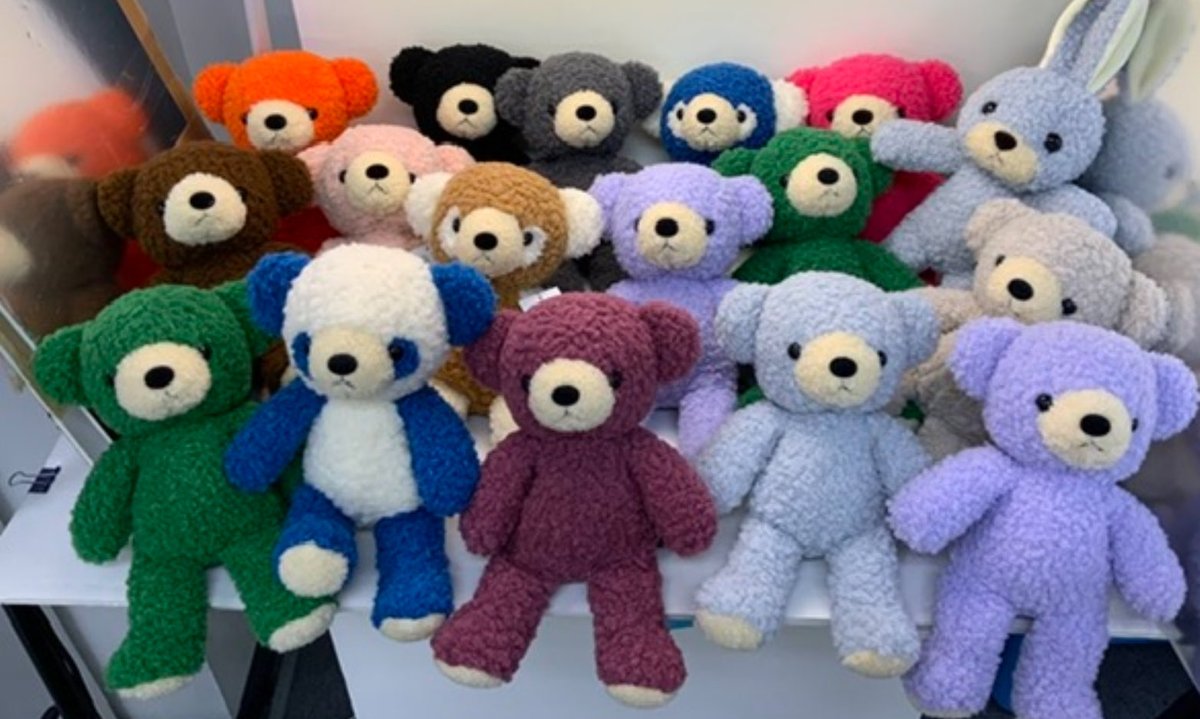 Dousin_kawaii's tweet image. フカフカ正念場です

先日からお知らせしておりますように、年末の再需要期へ向け、工場は特注と従来品(クリーム、ブラウンなど)の生産に入っております🪡🧸

しかしながら、、、10月の上がりは予定数量の半分以下です🙇‍♀️
工員さんの欠勤があり、フルキャパで稼働できないとのこと😢…