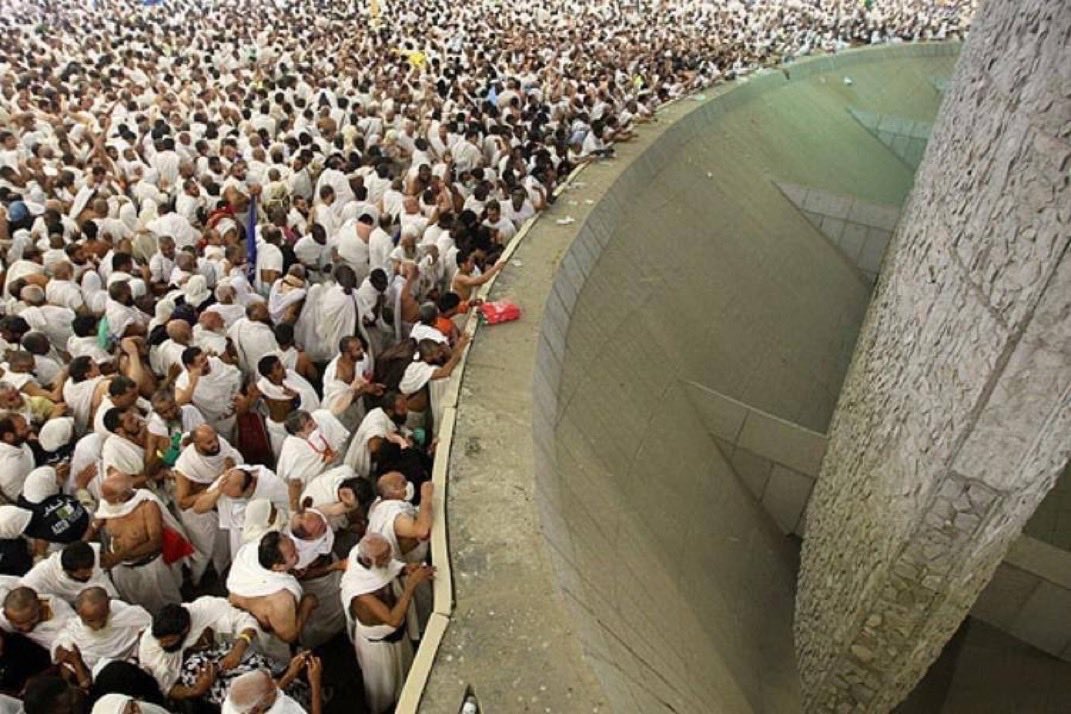 Hacca giden Müslümanlar, üç gün boyunca şeytan taşlama ritüelini gerçekleştirir. 

Bu ritüelde, küçük, orta ve büyük şeytan olarak adlandırılan üç farklı hedefe taş atılır. Hacı adaylarına içinde yedi küçük taş bulunan poşetler 3 dolara satılır ve her hacı adayı genellikle dokuz