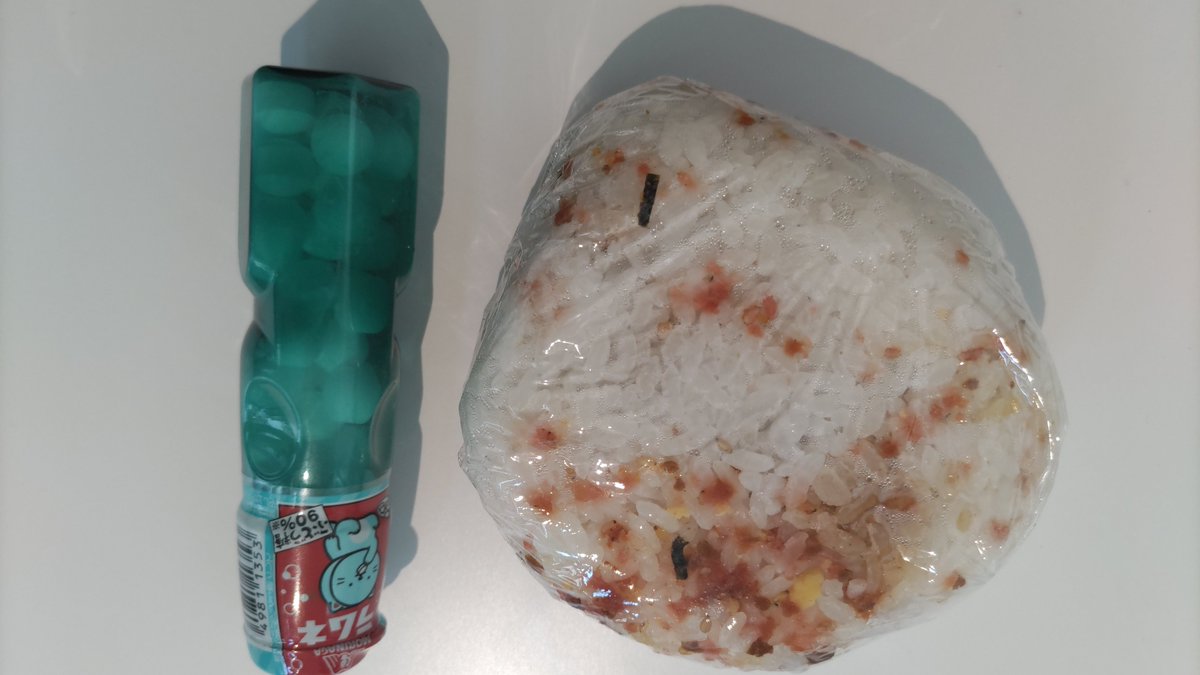 univcoop_tkbk's tweet photo. 大学に行くときに作った手作りおにぎりです。自然解凍できる冷凍おかずを入れると簡単に作れます！ 今回は食後のデザートのラムネも共に。 みなさんもお好みのおにぎりの写真で世界中の子どもたちの助けになってみましょう！（すぎな）#OnigiriAction https://t.co/rrnYb1kDOk