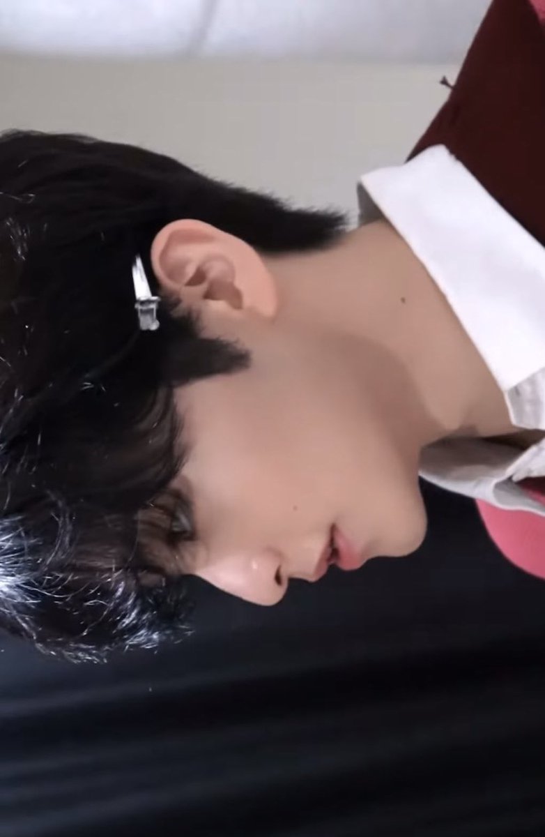 마크 옆모습 좋아 ..🧎🏻‍♀️‍➡️