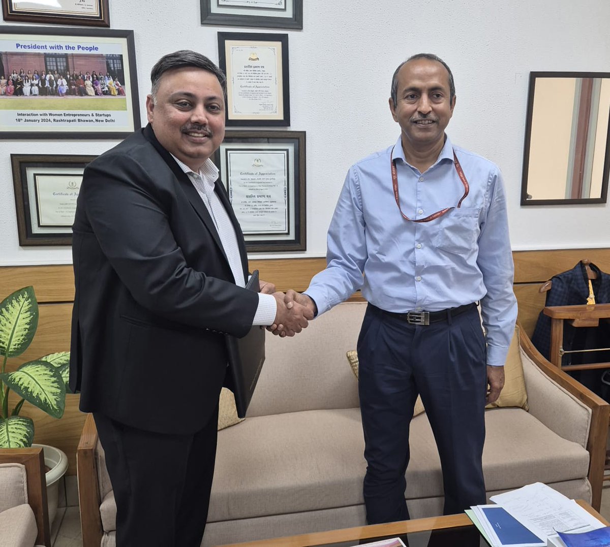 startupindia's tweet image. Startup India, DPIIT has signed an MoU with Kotak Mahindra Bank Ltd. to strengthen financial and ecosystem support for DPIIT-recognised startups.

This collaboration will provide startups with:
💡 Access to customised banking solutions
🌐 Credit and funding opportunities
🤝…