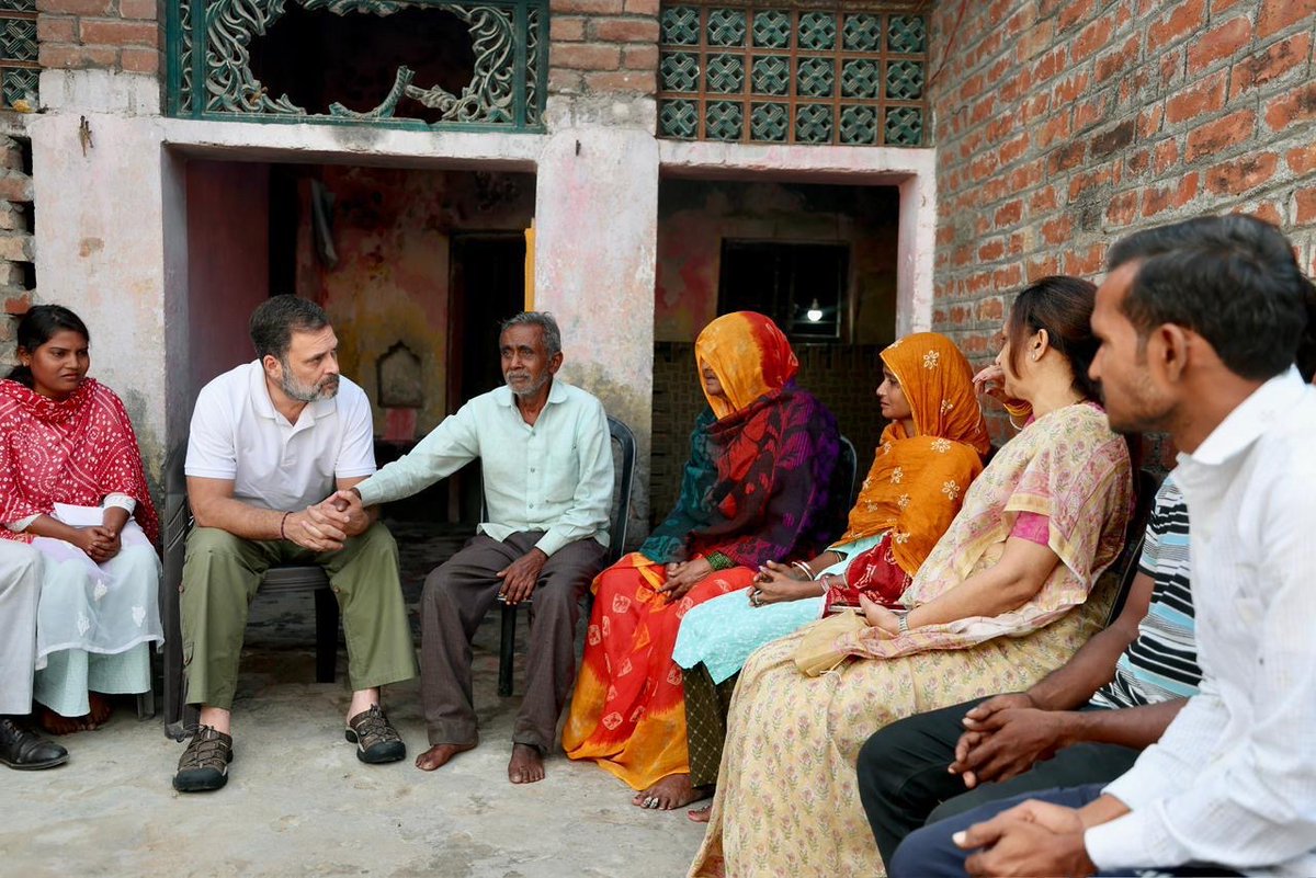 Ashutosh kumar tripathi (@ashutripathy) on Twitter photo नेता विपक्ष श्री <a href="/RahulGandhi/">Rahul Gandhi</a> ने फतेहपुर में श्री हरिओम वाल्मीकि के परिवार से मुलाकात कर उनका दर्द बांटा।
कुछ दिनों पहले दलित समाज से आने वाले हरिओम जी की पीट-पीटकर निर्मम हत्या कर दी गई थी। उनका परिवार बेहद पीड़ा से गुजर रहा है और न्याय की उम्मीद में है।
📍 यूपी नेता विपक्ष श्री <a href="/RahulGandhi/">Rahul Gandhi</a> ने फतेहपुर में श्री हरिओम वाल्मीकि के परिवार से मुलाकात कर उनका दर्द बांटा।
कुछ दिनों पहले दलित समाज से आने वाले हरिओम जी की पीट-पीटकर निर्मम हत्या कर दी गई थी। उनका परिवार बेहद पीड़ा से गुजर रहा है और न्याय की उम्मीद में है।
📍 यूपी