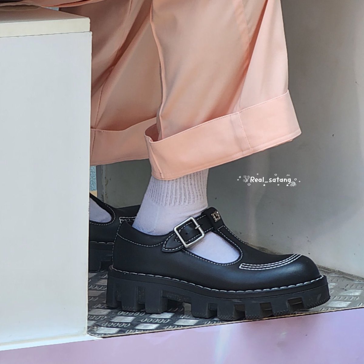 pinkkachuuu_'s tweet image. ฮืออออออ ดูเท้าน้อยๆกับรองเท้าแมรี่เจนนั่นสิ สวยสุดๆไปเลย แม่รักน้องซีกับแมรี่เจนทุกคู่ 😭😭😭😭😭😭😭😭😭