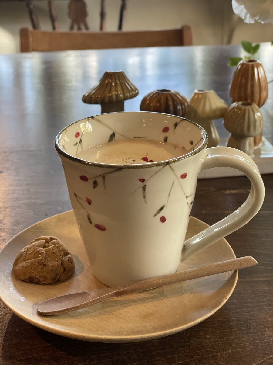 今日は芸術にちょっと触れたくてココラボトリーさんに行ってきましたぁ🎨
本日は【ななてん】という秋田美術大学卒業生の若きアーティストさん達の作品展でした😊
私個人としては岩崎徹平さんの陶器ビーズの作品に足を奪われじーっと作品を楽しませてもらいました。
2階のCafe Epiceさんでコーヒーも☕️