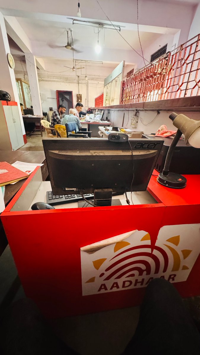 vikdebuka's tweet image. It’s 10:50 am and the Aadhar making authority is still not at his desk. Kids, people of old age and women along with others waiting for him to come to office at Jugsalai Post Office. Some Government of India things will never change! @UIDAI @ceo_uidai  @DoPTGoI @JM_Scindia