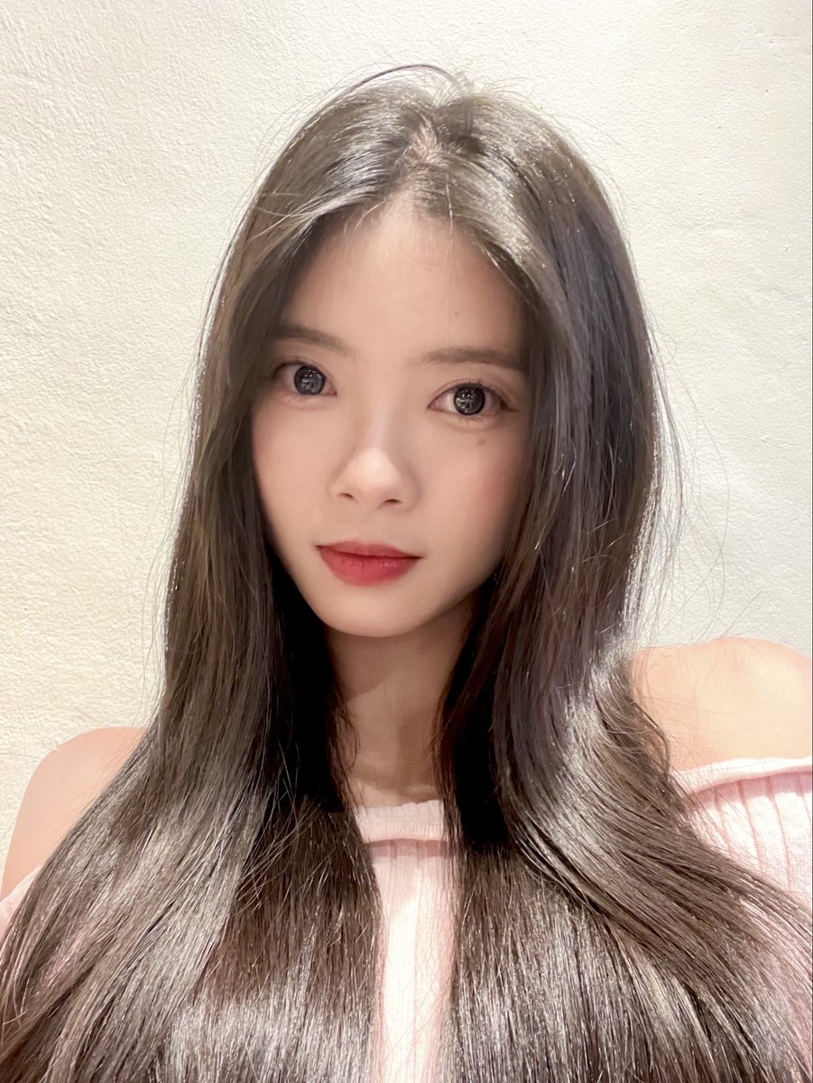 A_FionyJKT48's tweet photo. #TGIF 🤍 https://t.co/0h2wpnrlAH