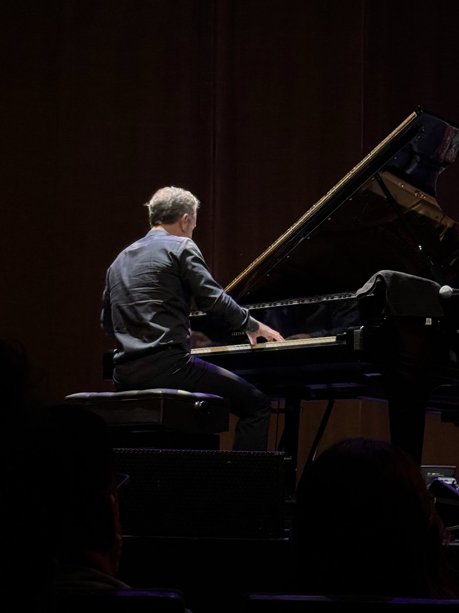 alejandro_nuno8's tweet photo. Se los juro que no sé vivir, yo también estoy improvisando hasta que suene bien. #Jazz #Night https://t.co/KWx6PKdCk7