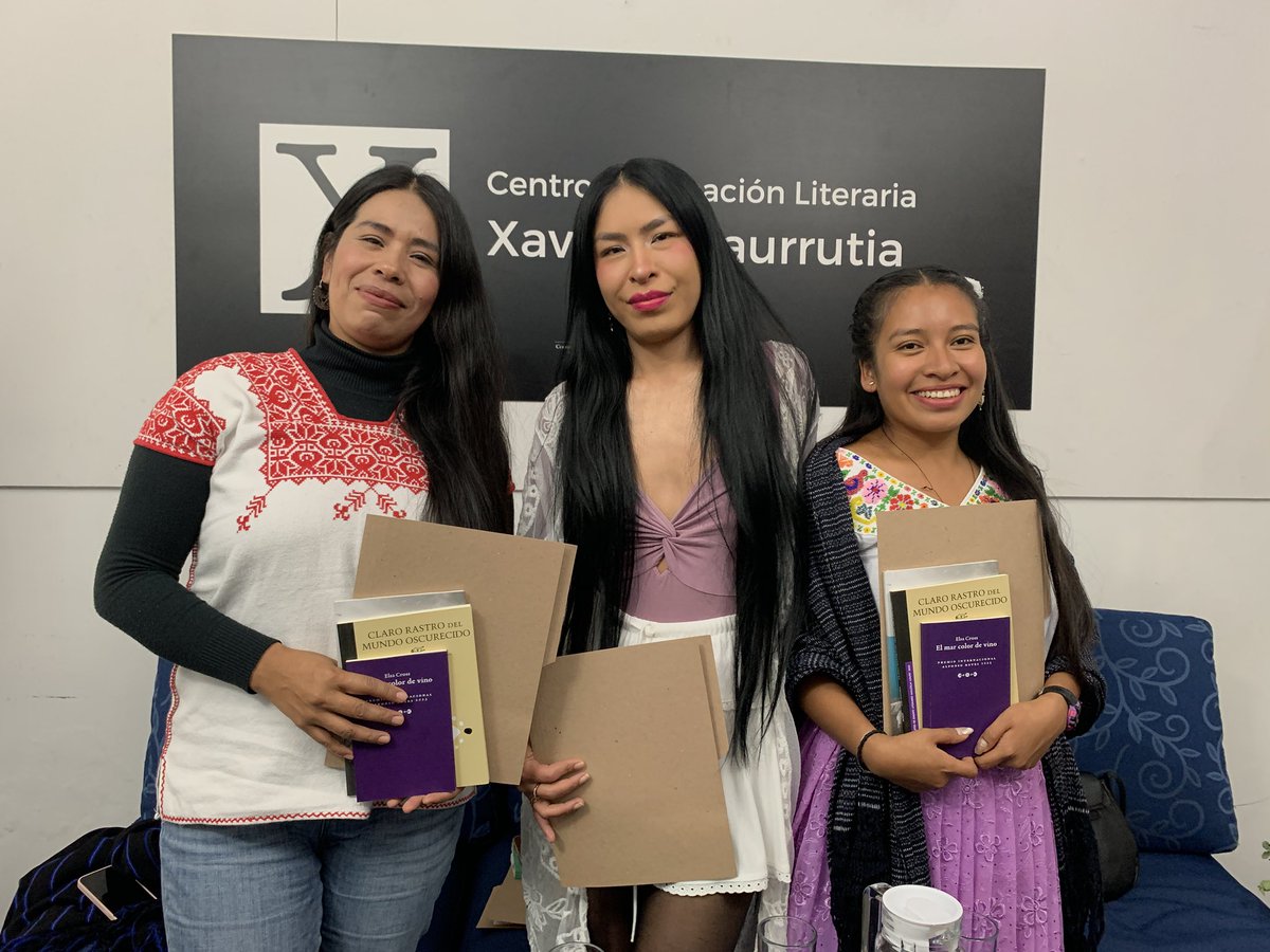 Aquí, la primera charla del segundo día de actividades del Coloquio de Literatura en Lenguas Originarias y Afrodescendientes: “La lengua como raíz: pensamiento y cosmovisión de la literatura originaria”, con la participación de Rubí Huerta y Cruz Alejandra. Moderó Roxana Cortés.