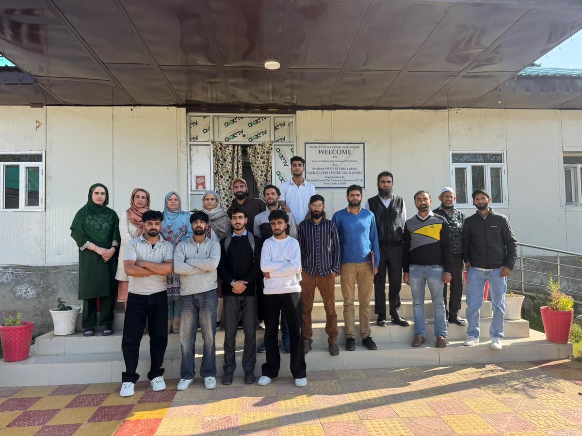 YASIRBASHIRBHAT's tweet image. Nayi Subha dawns! We just mobilized students at KCEF, GDC Pampore, Rajpora, Gdctral &amp;amp; Women&apos;s College Pulwama against drug addiction.
​Remember this truth: The evil is the drug, not the soul caught in its grip.
​#NayiSubha #Pulwama #EndAddiction #UnitedAgainstDrugs #SaveOurYouth