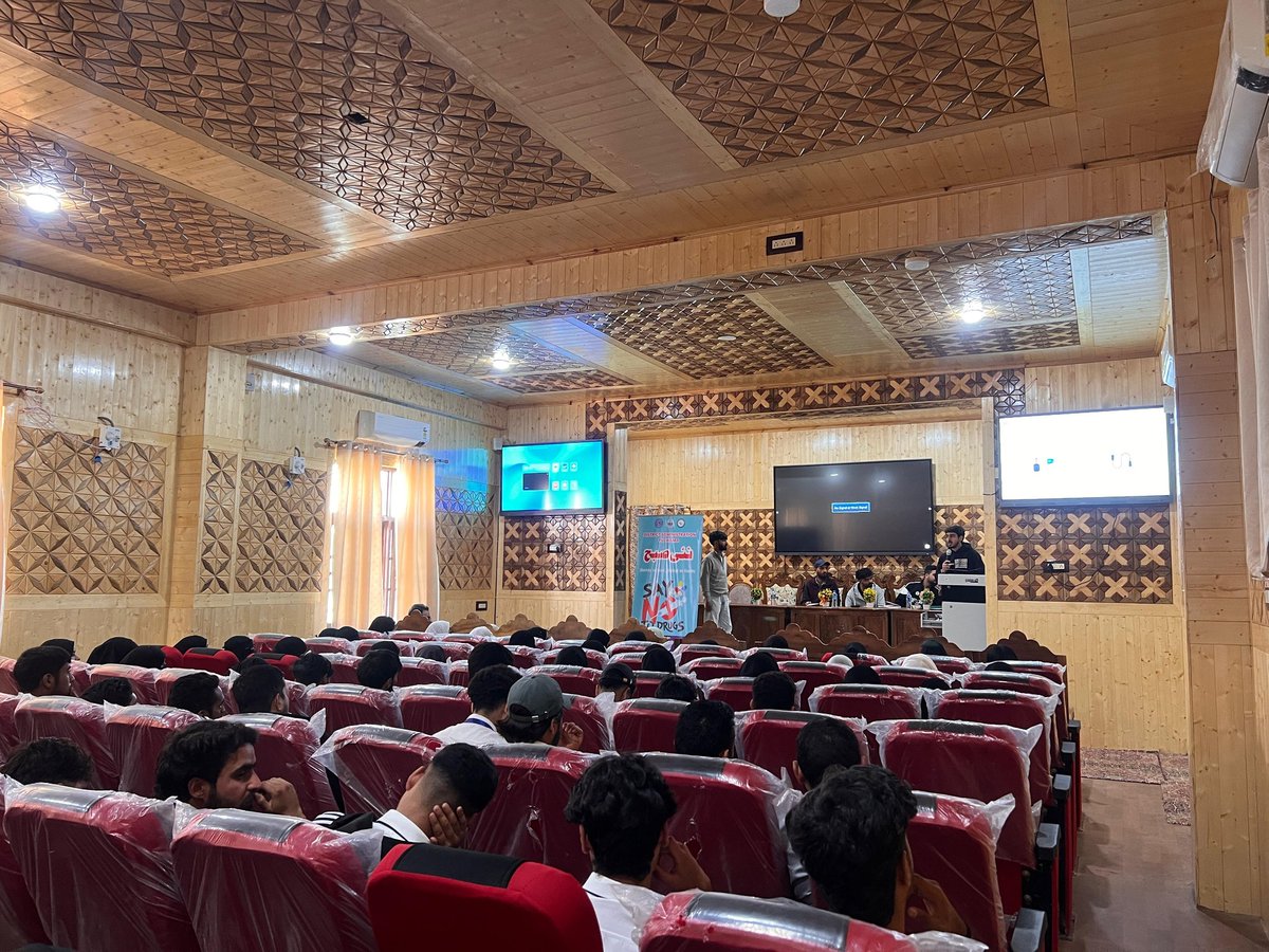 YASIRBASHIRBHAT's tweet image. Nayi Subha dawns! We just mobilized students at KCEF, GDC Pampore, Rajpora, Gdctral &amp;amp; Women&apos;s College Pulwama against drug addiction.
​Remember this truth: The evil is the drug, not the soul caught in its grip.
​#NayiSubha #Pulwama #EndAddiction #UnitedAgainstDrugs #SaveOurYouth