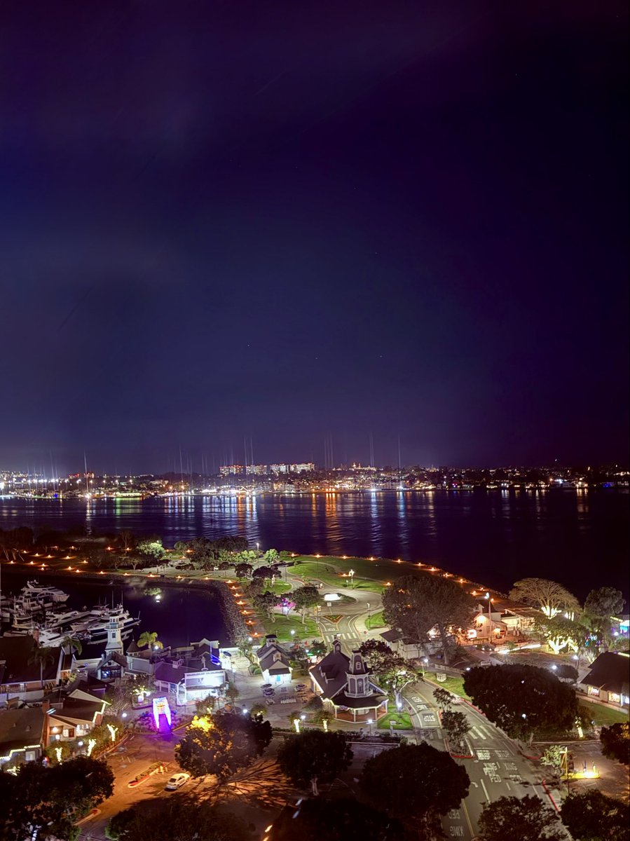 erinzakin's tweet photo. good evening san diego 。・゜・ https://t.co/wnaZKF3WBL