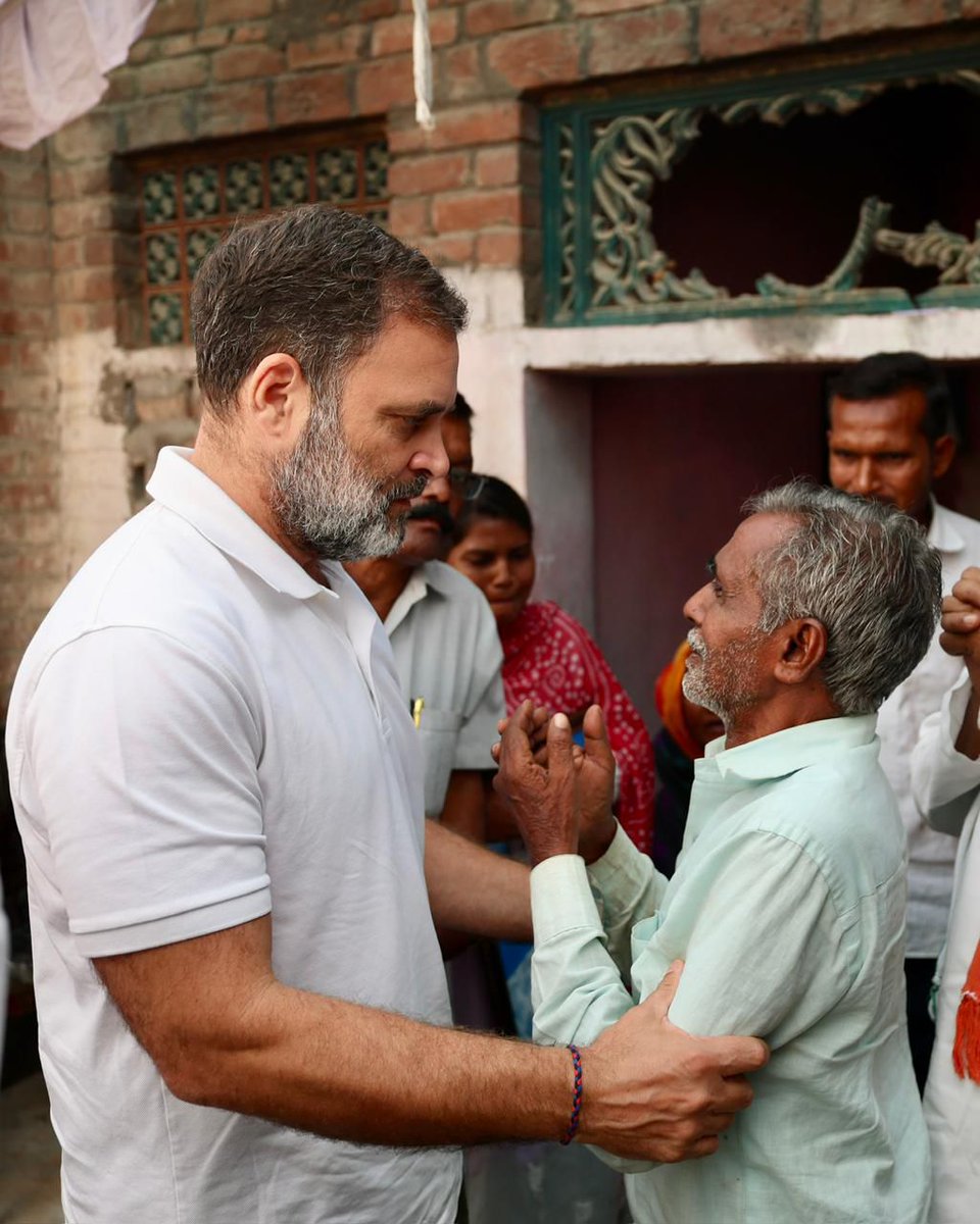रायबरेली में स्व. हरिओम वाल्मीकि के परिवार के बीच जननायक श्री <a href="/RahulGandhi/">Rahul Gandhi</a> जी।

दर्द बाँटने की ताक़त और अन्याय के खिलाफ खड़े रहना सिर्फ़ कर्तव्य नहीं, इंसानियत का धर्म है।

हरिओम बाल्मीकि को न्याय दो 🙏