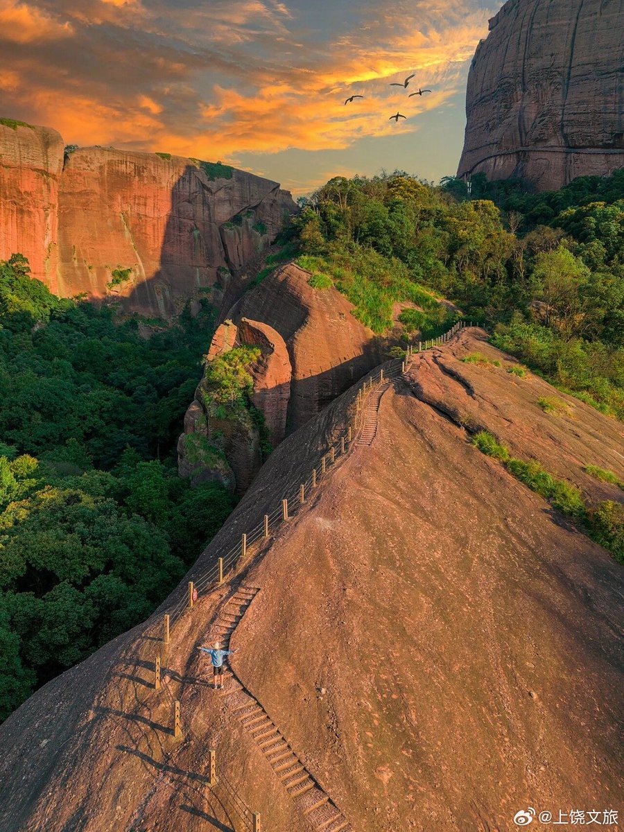 Jiangxi Travel: Experience the magic of Guifeng — witness a sea of clouds at sunrise, glowing Danxia cliffs at sunset, and mysterious forest trails waiting to be explored.