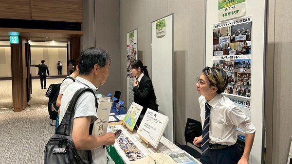 CUCエシカル学生クラブ <a href="/cucethical/">千葉商科大学CUCエシカル学生クラブ</a> が
🌍フェアトレード全国フォーラム2025に参加✨　
👥トークセッションで実践事例を紹介
📖ブースでは"おやつを通してフェアトレードを考える"
紙芝居を披露しました🍪✨
詳しくはこちら👇　
cuc.ac.jp/news/2025/h0f6…
#千葉商科大学 #フェアトレード #エシカル