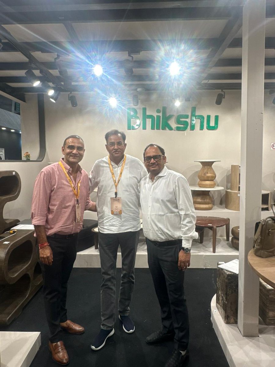 एक्सपोर्ट प्रमोशन काउंसिल फॉर हैंडीक्राफ्ट की ओर से ग्रेटर नोएडा में आयोजित इंडियन हैंडीक्राफ्ट एंड गिफ्ट फेयर में जोधपुर के मित्रों से मिलन हुआ। ट्रंप के टैरिफ की वजह से इस बार निर्यात कारोबार निश्चित रूप से काफी ढीला है लेकिन हमारे मित्रों की मुस्कुराहट बता रही है कि वे फिर भी