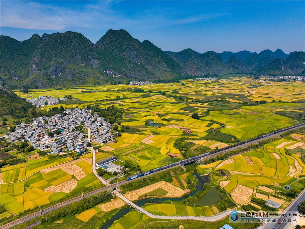 AmazingBaise's tweet photo. 🍂 Autumn in Debao County, Baise is a masterpiece painted by nature! 🌾 Golden rice fields stretch as far as the eye can see, nestled between lush mountains and cozy villages.
#Guangxi #Baise #Debao #AutumnVibes #RiceFields #ChinaBeauty #TravelInspiration https://t.co/NW5x5qJyA6