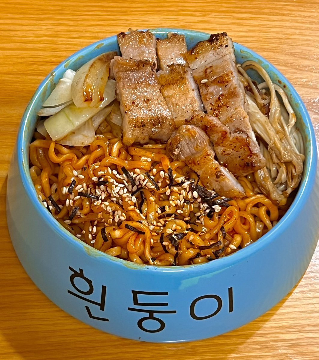 NoriceeNolifee's tweet photo. 불금 최고의선택
불닭과 삼겹살 https://t.co/jH4Ea9g9Ed