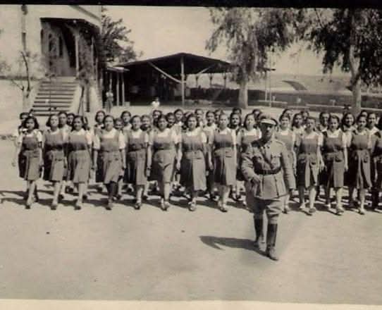 ADANA KIZ LİSESİ

Her zaman disiplinli eğitimiyle yıllar boyunca ayrıcalıklı kız öğrencileri yetiştirdi.
Muhtemelen 2. Dünya savaşı döneminde çekilen bu fotoğrafta, kız öğrenciler tıpkı bir asker gibi uygulamalı askerlik dersi aldığını görüyoruz.