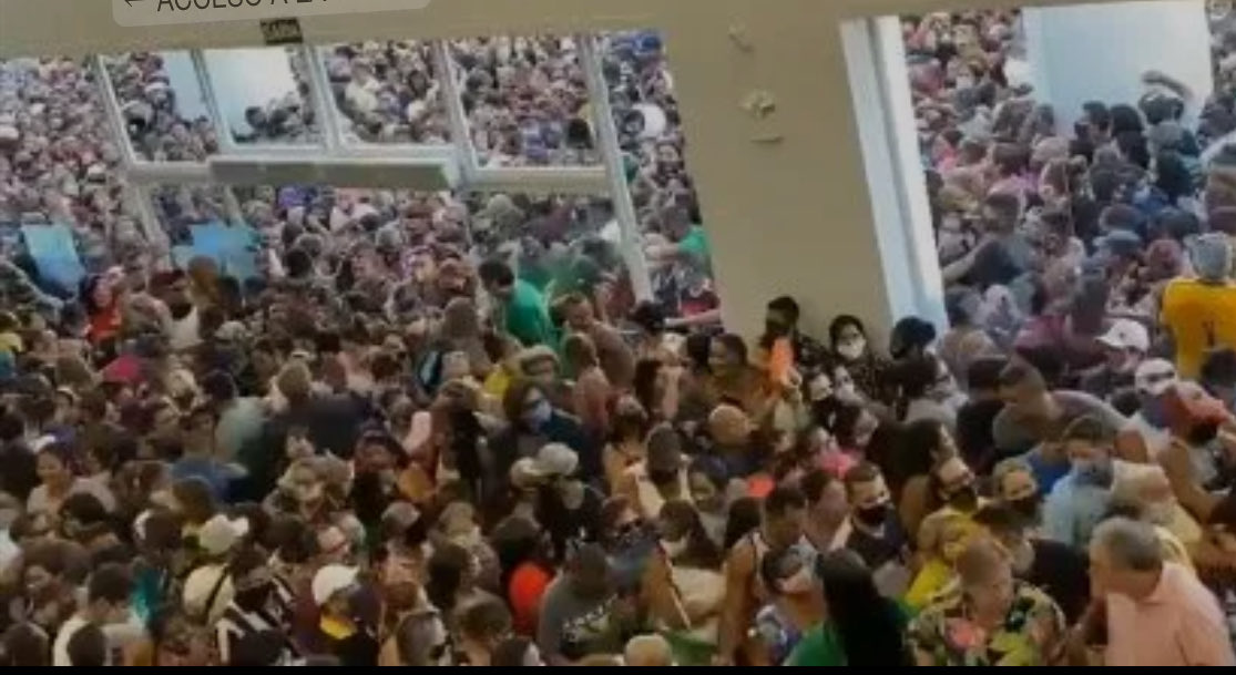 Per evitar allauds com el de la foto s’ha de gestionar amb seny. 
El Departamemt convida a la vacunació sense cita sense dotar de recursos als CAP = caos. On estan els nostres sindicats que ens haurien de defensar? I les organitzacions col.legials? ⁦⁦<a href="/Sindicato_SATSE/">SATSE</a>⁩