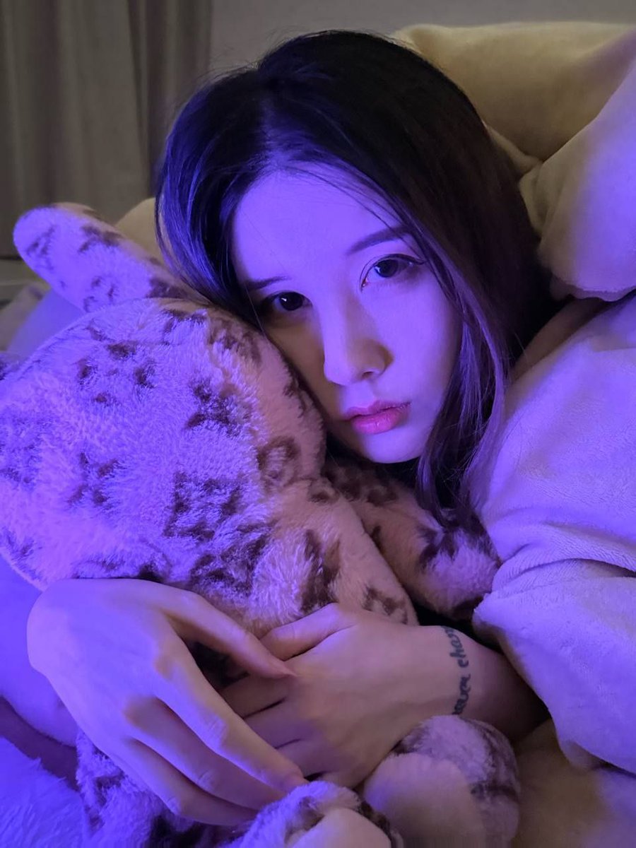 我被他操得像条母狗，那种放荡模样超诱人。
娇喘连连，神智迷糊到胡话不断，每一下冲撞都让我更沉沦。
#反差 #母狗 #痴女