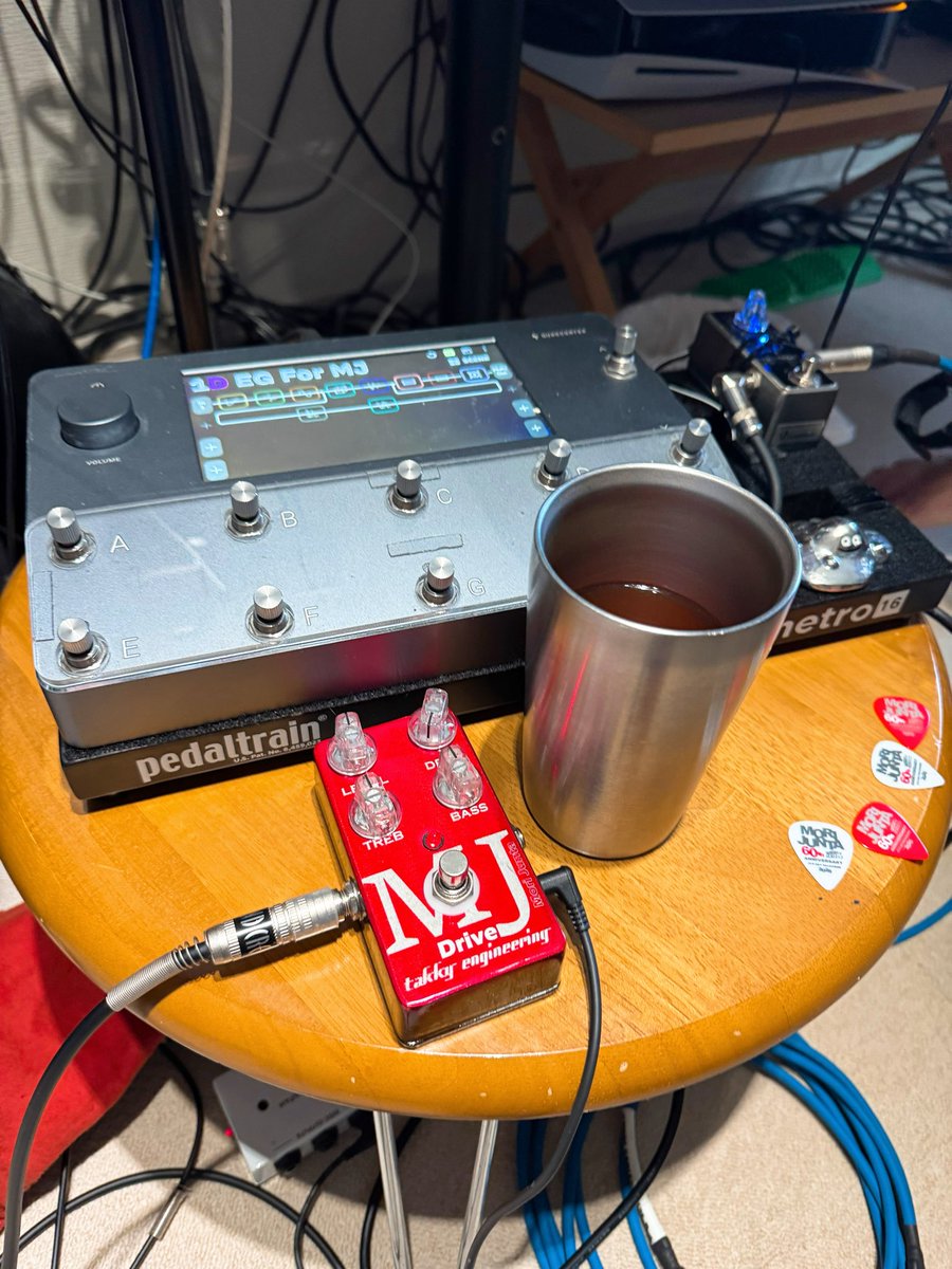 juntamori's tweet photo. SUTEMIの新曲
「さいきょうのおんがく」
ギター弾いたよ。
伊藤毅のここ数年のソングライティングの充実ぶりが凄い。
今は四六時中一緒にはいないけど彼の活動にはリスペクトしてる。
そんな彼の作った「さいきょうのおんがく」にさいきょうのギターを入れたぜ。
#伊藤毅
#SUTEMI
#ジュンスカ
#森純太 https://t.co/ABNPLAYttq