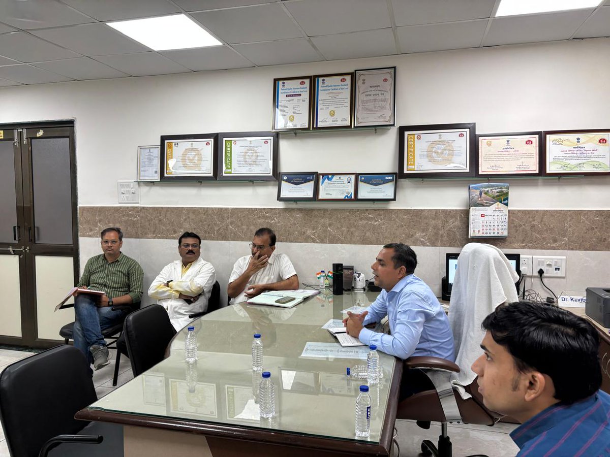 આજરોજ સિવિલ હોસ્પિટલ નડિયાદ ખાતે "જિલ્લા આરોગ્ય સ્વાગત" કાર્યક્રમ અંતર્ગત  NextGen eHospital પોર્ટલ અને બાળરોગ વિભાગની કામગિરી બાબતે માન.કલેક્ટરશ્રી દ્વારા સમીક્ષા કરી જરૂરી સૂચનો આપવામાં આવ્યા.