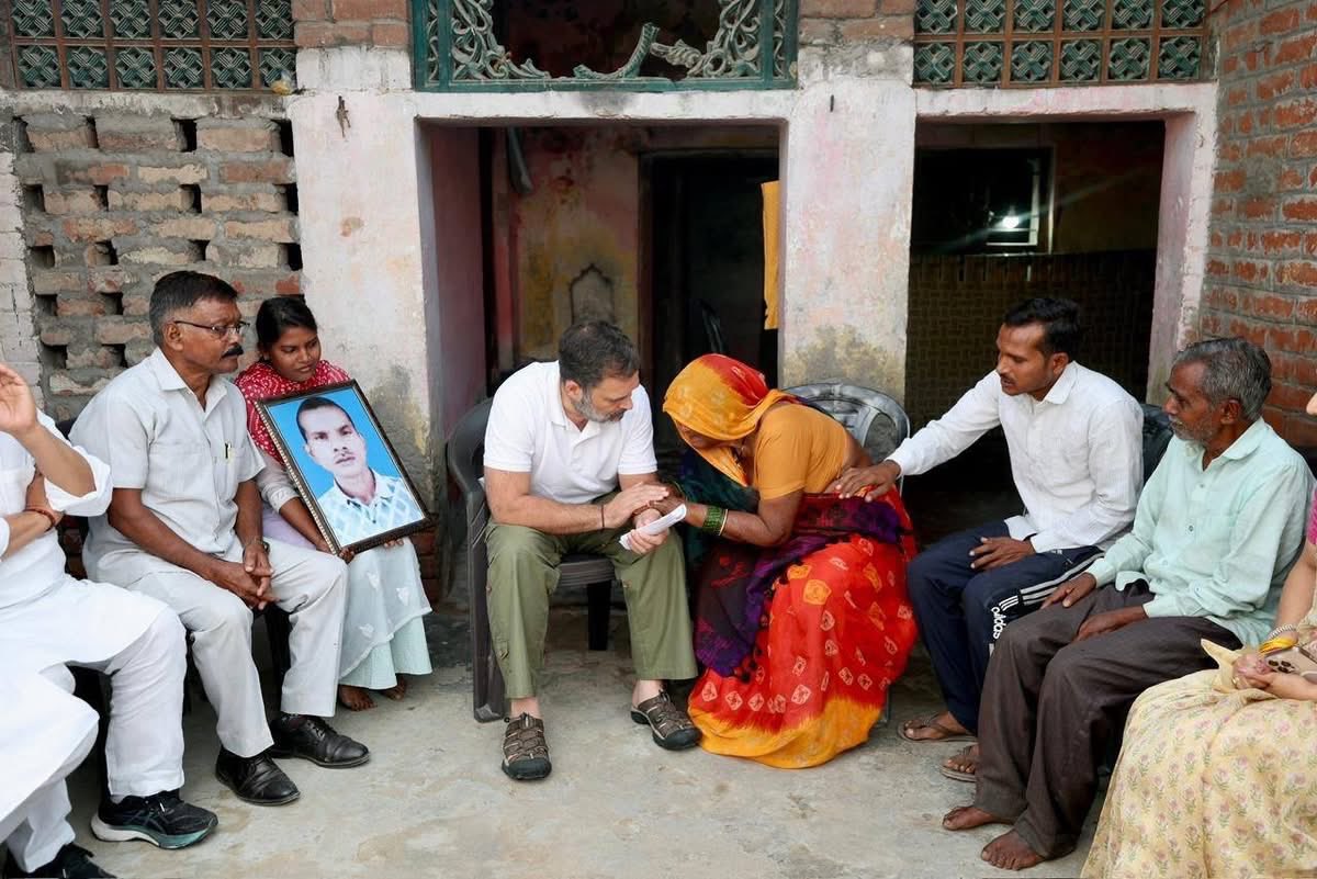रायबरेली में हरिओम वाल्मीकि की मॉब लिंचिंग हुई । कोई नेता उनके परिवार वालों से मिलने नही गया । नेता प्रतिपक्ष श्री राहुल गांधी जी उनके घर गए । 
राहुल गांधी जी जिस आत्मीयता से उनका दर्द बाँटते नज़र आए उससे एक संदेश साफ़ जाता है की राहुल गांधी जी में मानवता है जो लोगों का दर्द