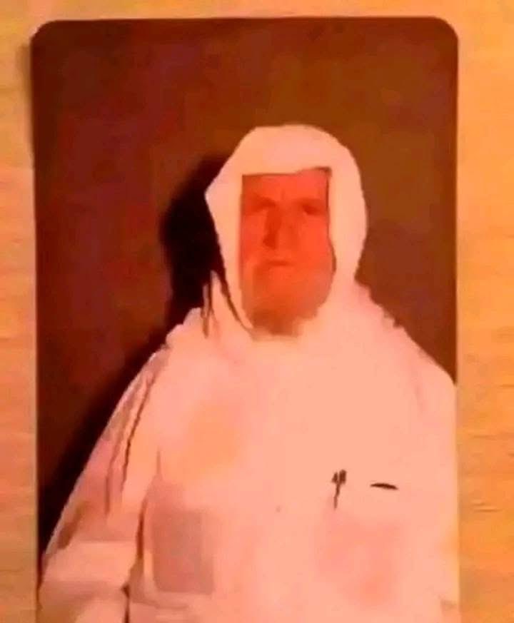 Wani mutum ya zo wajen Sheikh Albani yace:

“Ni nasan gaibu! Ko zamuyi mukabala?”

Sai Albani yace: “Eh, na yarda — zamuyi mukabala, amma inada sharadi!”

Mutumin yace: “Meye sharadinka?”
Sai Albani yace:
“Ka ce kasan gaibu, amma har kana tambaya me sharadina?” 😅