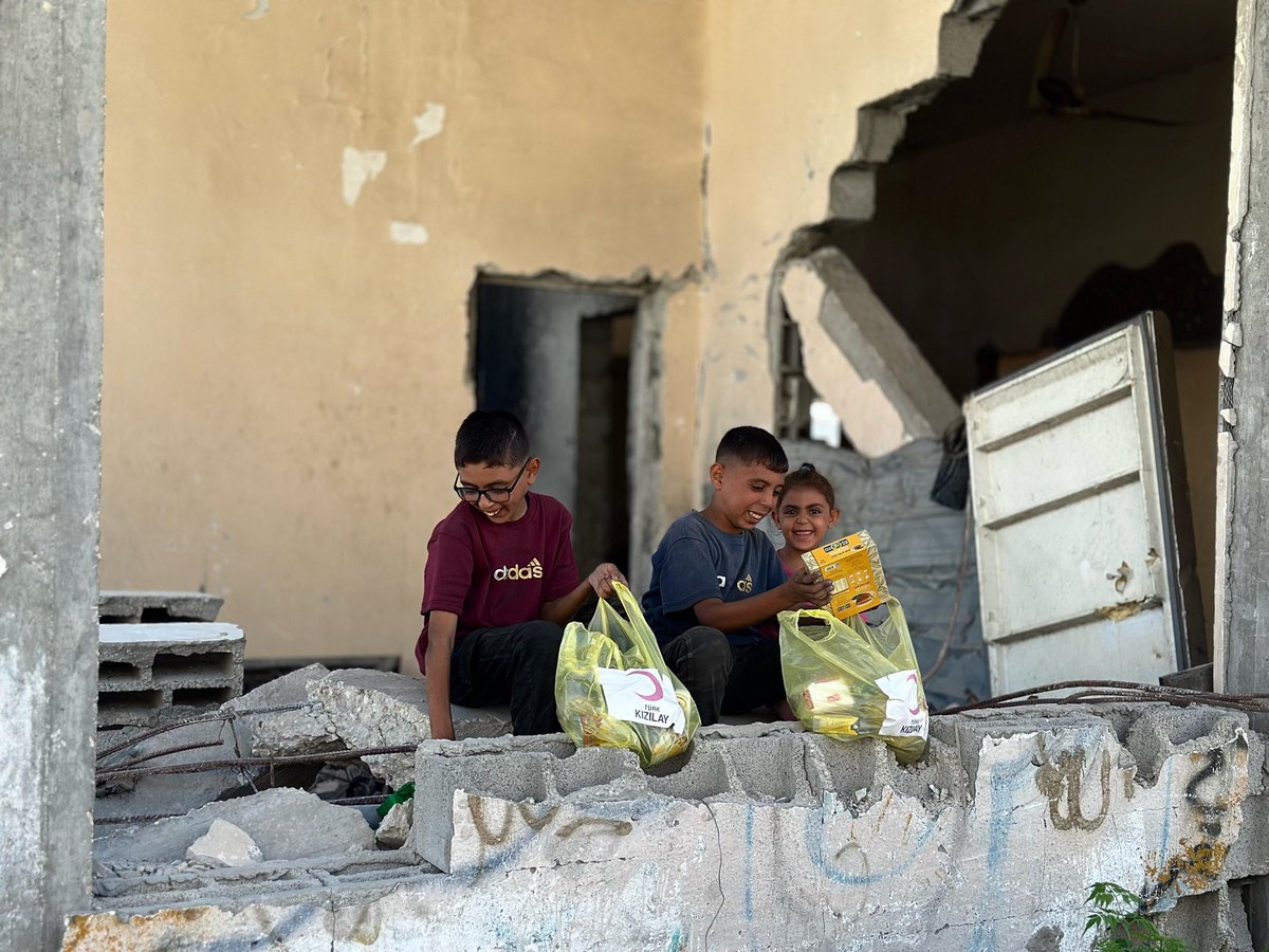Bir çocuğun gülümsemesiyle güzelleşiyor bugün yine dünya… Bir annenin gözlerindeki umutla yeniden yeşeriyor hayat.

Gazze’nin yıkık sokaklarında, o küçük tebessümler bize gösteriyor: Bir lokma ekmek, bir damla su, bir sıcak el…
Bazen iyiliğin karşılığı sadece bir gülüştür.