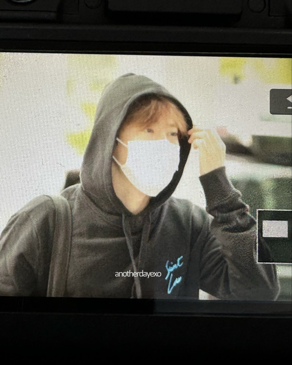 anotherdayexo's tweet photo. flight to indonesia ✈️ new hair color?👀
251017 ICN 

#SUHO #수호 #준면 https://t.co/1VsXJ2e7pO