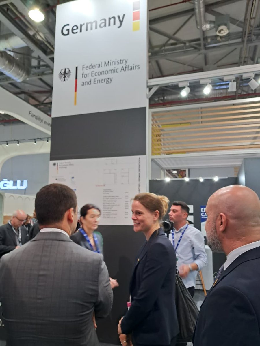 GerAmb_Baku's tweet image. #BakuBuild2025 sərgisində 10 aparıcı alman şirkəti Almaniya istehsalı olan innovativ texnologiyalarını nümayiş etdirib. Səfirlik yüksək səviyyəli Azərbaycan nümayəndə heyətini Almaniya Pavilyonunda qarşılayıb.  #madeingermany 🇩🇪