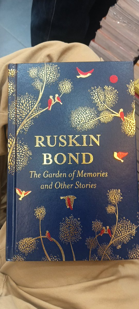 VyasLabhesh's tweet image. संसार सुलाना चाहता है, पुस्तकें जगाती हैं।
#RuskinBond