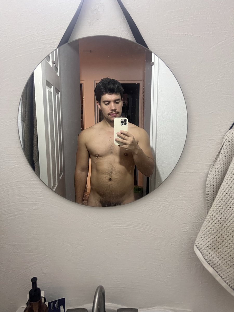 haciendo todo menos limpiar el espejo 🤧