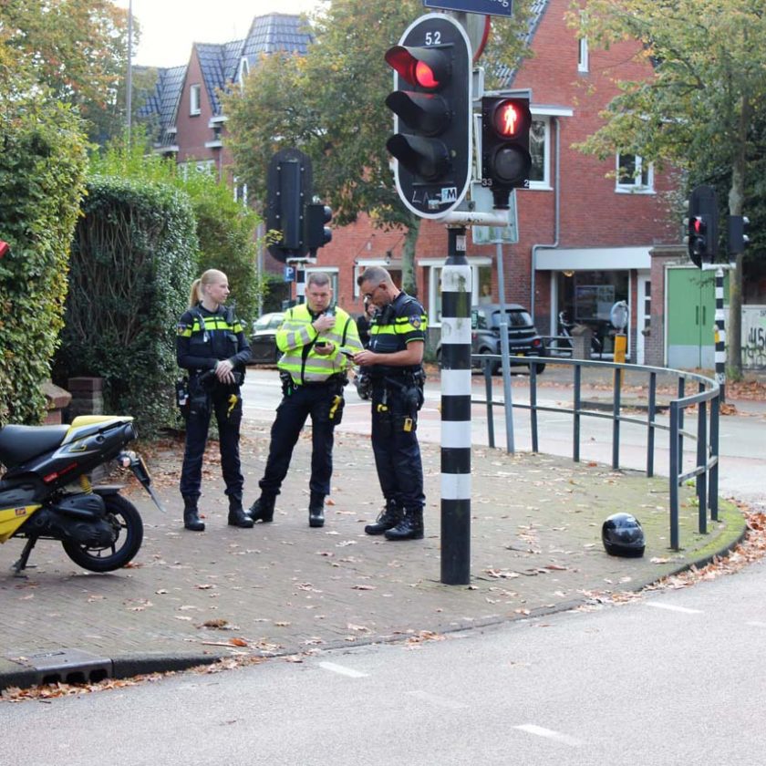 Scooterrijder in botsing met busje op de Rustenburgerlaan