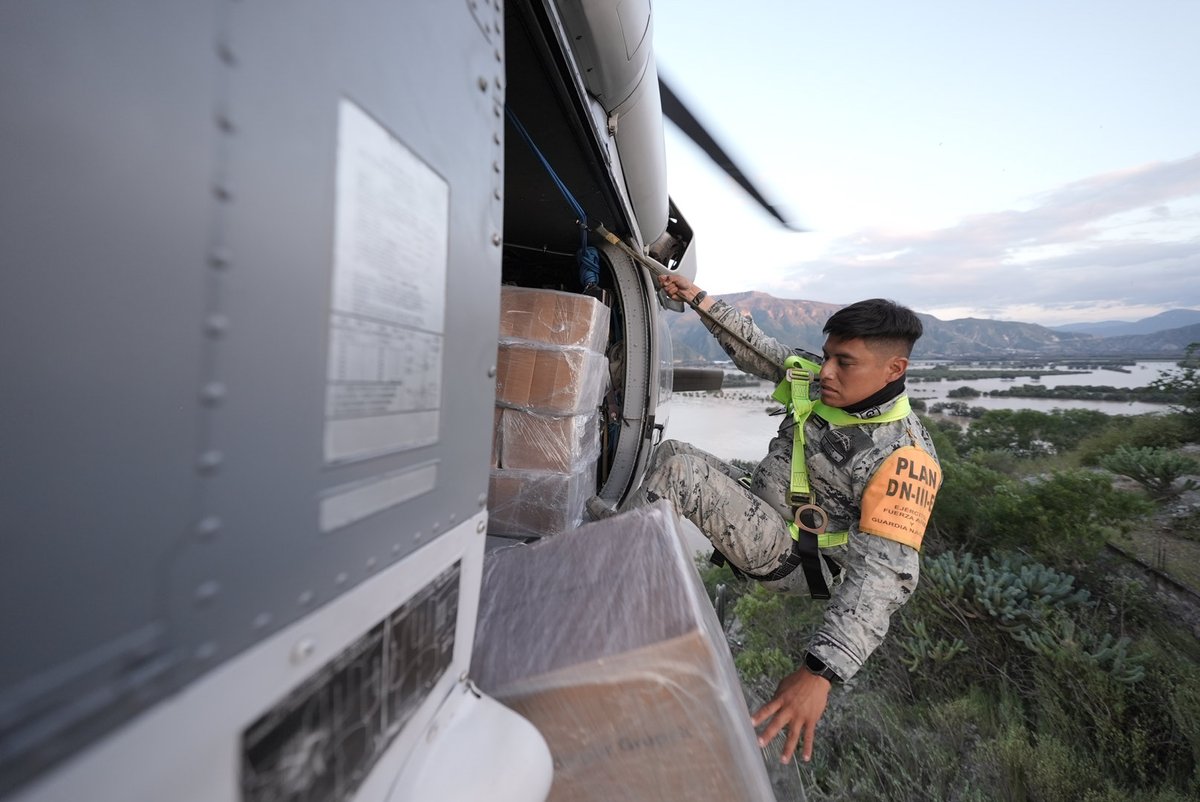 juliomenchaca_'s tweet image. En coordinación con el Ejército Mexicano llevamos ayuda por aire a las comunidades incomunicadas, como La Vega de Metztitlán, donde no hay espacio para aterrizar. Con complejas maniobras de helicóptero y asegurados con arnés, los oficiales se anclan para descender víveres,…