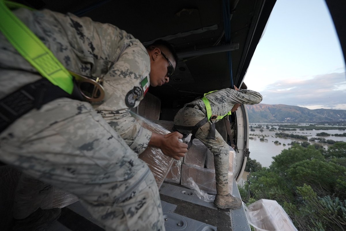 juliomenchaca_'s tweet image. En coordinación con el Ejército Mexicano llevamos ayuda por aire a las comunidades incomunicadas, como La Vega de Metztitlán, donde no hay espacio para aterrizar. Con complejas maniobras de helicóptero y asegurados con arnés, los oficiales se anclan para descender víveres,…