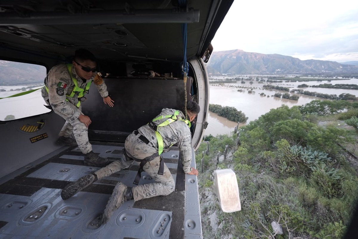 juliomenchaca_'s tweet image. En coordinación con el Ejército Mexicano llevamos ayuda por aire a las comunidades incomunicadas, como La Vega de Metztitlán, donde no hay espacio para aterrizar. Con complejas maniobras de helicóptero y asegurados con arnés, los oficiales se anclan para descender víveres,…