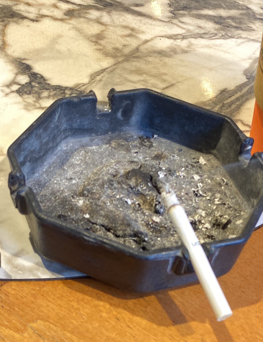 …ler için ince sigara tutan küllük yapmışlar.