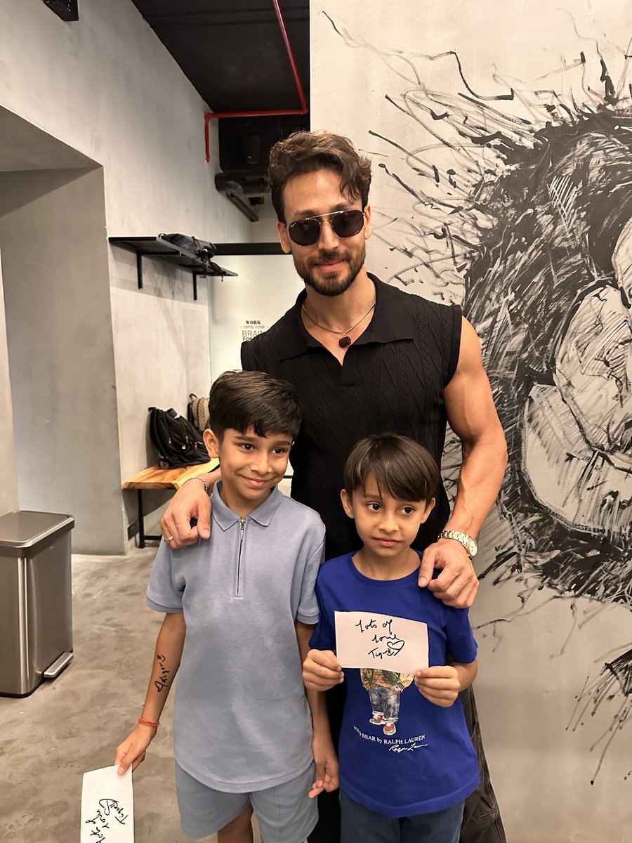 TeamtigerogTeam's tweet image. Such a heartwarming surprise yesterday! 💛🥰😎
Sweet fans flew all the way from Dubai to meet Tiger, so much love and positive energy in one frame!
Moments like these mean the world 💫

#TigerShroff #FanLove #MeetAndGreet #GratefulHeart #DubaiToIndia #TigerFam #LoveAndRespect