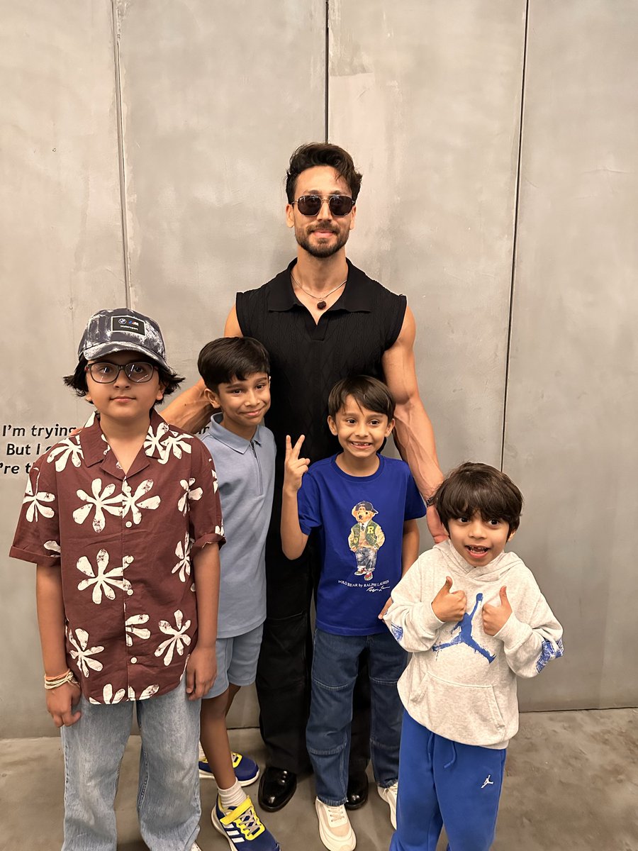 TeamtigerogTeam's tweet image. Such a heartwarming surprise yesterday! 💛🥰😎
Sweet fans flew all the way from Dubai to meet Tiger, so much love and positive energy in one frame!
Moments like these mean the world 💫

#TigerShroff #FanLove #MeetAndGreet #GratefulHeart #DubaiToIndia #TigerFam #LoveAndRespect
