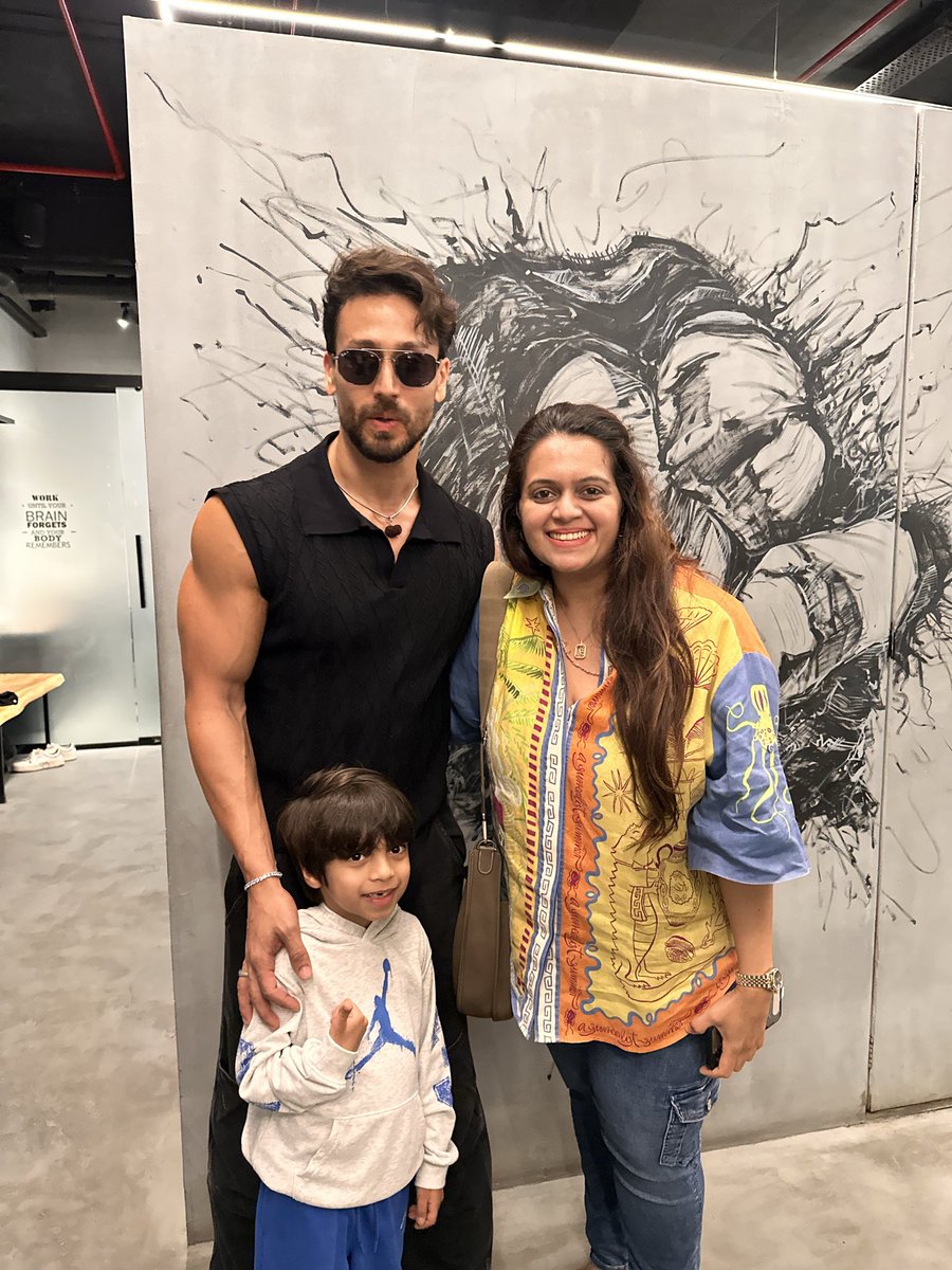 TeamtigerogTeam's tweet image. Such a heartwarming surprise yesterday! 💛🥰😎
Sweet fans flew all the way from Dubai to meet Tiger, so much love and positive energy in one frame!
Moments like these mean the world 💫

#TigerShroff #FanLove #MeetAndGreet #GratefulHeart #DubaiToIndia #TigerFam #LoveAndRespect