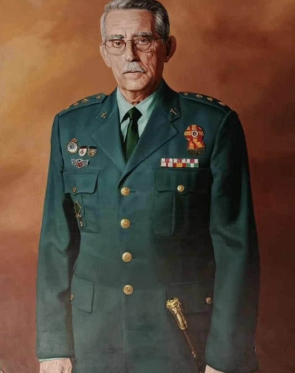 JosemaVallejo's tweet photo. Pedí la baja de la Guardia Civil porque me era imposible estudiar la carrera mientras estaba en la academia.

Este señor es Antonio Benítez Paniagua, entonces Tte. Coronel director de la academia.

Llegaba el fin de semana y me dijo que me fuera a casa, que reflexionara y que, si al volver el domingo, seguía con intención de marcharme, aceptaría mi renuncia.

Hablé con mis padres, hablé conmigo mismo. Tenía muy pocas ganas y muchas dudas. Yo tenía una vida muy hecha fuera de la Guardia Civil: el grupo scout, mi banda de música, mis amigos, la carrera...

Pero volví aquel domingo. El lunes me dispensó asistir a muchas clases para que pudiera ir a la facultad. La condición: quedarme en la Guardia Civil y aprobar los exámenes en la facultad y en la academia. Y, al menos, conseguir un "cuadro de honor". Eran otros tiempos, hoy esto no sería posible, aunque también, hoy, hay otras formas para compatibilizar estudios.

Conseguí ese cuadro, después pasé sin pena ni gloria, con un número muy mediocre, pues me centré en la carrera. Salí, llegué a mi destino y todas las dudas se disiparon; descubrí una profesión apasionante. 29 años ya.

Hoy, retirado de Coronel, me entero de que ha fallecido. Probablemente, hoy soy guardia civil gracias al interés que se tomó por un simple alumno al que hubiera sido muy fácil firmar un papel y decirle: Adiós, que te vaya bien. Pero prefirió apostar por mí.

DEP mi Coronel.