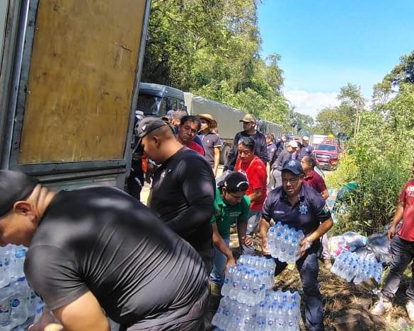 juliomenchaca_'s tweet image. En distintas comunidades de San Bartolo Tutotepec, elementos de la @SSP_Hidalgo, realizaron la entrega de víveres y suministros a las familias afectadas.
#HidalgoUnido
#PrimeroElPueblo